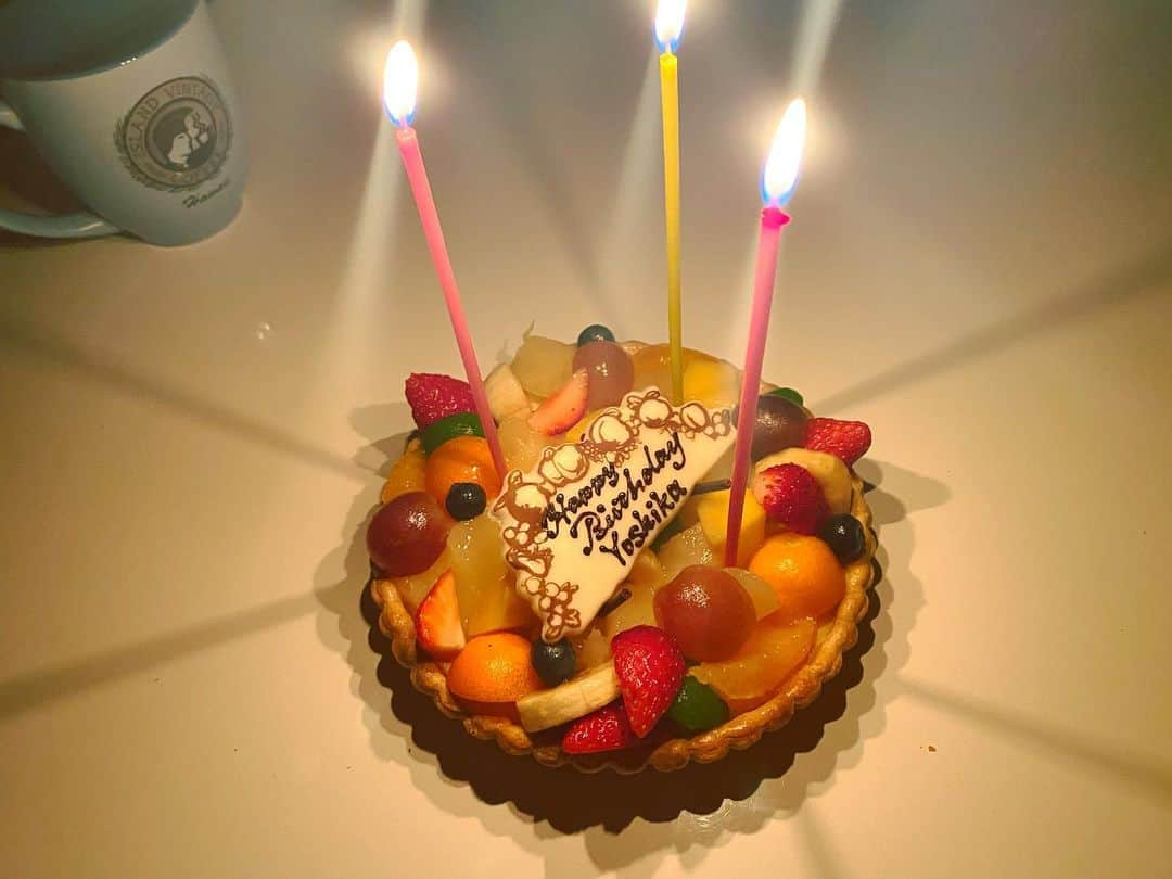 我謝レイラニさんのインスタグラム写真 - (我謝レイラニInstagram)「もうすぐ誕生日が終わる〜 そんな今日、、私は手首を骨挫傷しました🦴🤣 転んで手に全体重かかっちゃったよね〜😅でも折れたりヒビが入らなかったから良しとしよう⁎ˇ◡︎ˇ⁎笑 #誕生日ケーキ は毎年変わらず #キルフェボン の #季節のフルーツタルト 結局これが1番好き♡🎂 #mybirthday お祝いメッセージありがとう！！あとでゆっくり返事します☺️」2月12日 23時50分 - leila___ni