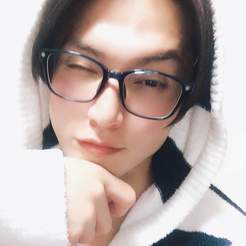 友常勇気さんのインスタグラム写真 - (友常勇気Instagram)「I'm home(*´∇｀)ﾉ I was in the bath. Refreshing and invigorating✨✨ I'm sleepy💤Good night☺️ #ただいま #お風呂はいって #スッキリ爽やか #友常勇気 #もうお眠ので寝ます #お休みなさい #ウィンク難しい #笑 p.s みんなも温かくして寝てね😚」2月13日 0時03分 - yuki_tomotsune