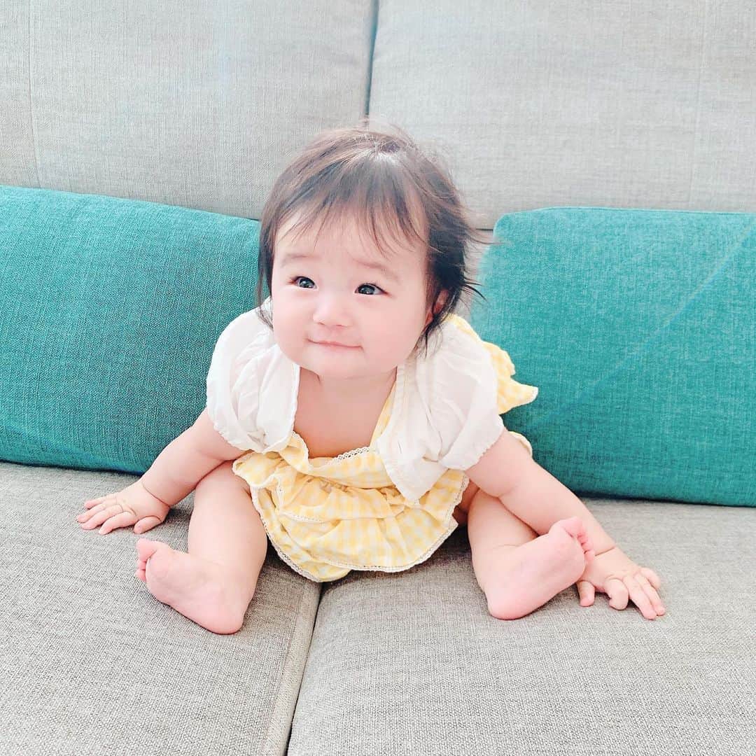 しほの涼のインスタグラム：「なんだか。。 赤ちゃん👶から子供🧒になってきた気がする😭😭 寂しいよー😭💦 まだ赤ちゃんでいておくれー🙌🏻💦 第一子だからか、慣れない毎日で育児の楽しさを味わう余裕もなく、気付けば半年を過ぎておりました🥺 昔から『一つだけ願いが叶うなら？』って 質問に『今世紀最大の発見とかしてみたい』ってくだらない事を答えてたんだけど、 今同じ事聞かれたら絶対に『もう一度この子を産んだ日から育てたい』って答えるなぁ。 もう1人赤ちゃんがほしいんじゃないんだよ😔この子をもう一度余裕持って育てたいのよ😭😭 早く育って楽させてほしいのに、もう一回大変な事したいって母親って謎すぎる。 あー寂しい‼️時よ止まれー😫😫 #赤ちゃん#母親って謎#謎な生き物#母親の気持ち #生後7ヶ月女の子 #生後7ヶ月ベビー#女の子ベビーコーデ #女の子ベビー服 #女の子ベビー#赤ちゃんのいる生活」