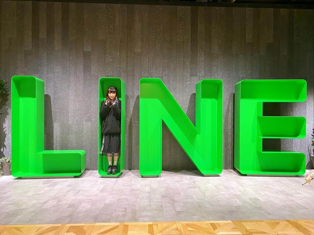 ぱいぱいでか美のインスタグラム：「お仕事でLINEの会社にお邪魔しました〜 めちゃくちゃ楽しくなって写真撮りまくった ꙳ #LINE #フォトスポット ꙳ 公式LINEやLINEblogでお世話になってるLINE様！ (もちろんプライベートでも) お仕事でお邪魔させてもらったので フォトスポットで写真撮りまくりました☻ いっぱいあるのでちょっとずつ載せてゆく〜」