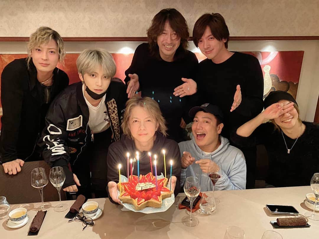 斉藤秀翼さんのインスタグラム写真 - (斉藤秀翼Instagram)「HYDEさんのお誕生日会でした。 他愛のない話から、貴重なお話も沢山聞けて、 兎に角とても楽しき時間でした。 HYDE兄、おめでとうございます！  #HYDE #TAKURO #DAIGO #ジェジュン #喜矢武豊 #ペレ草田 #斉藤秀翼 #L'Arc~en~Ciel #GLAY #ゴールデンボンバー #誕生日 #お祝い」2月13日 0時05分 - syuusuke.s