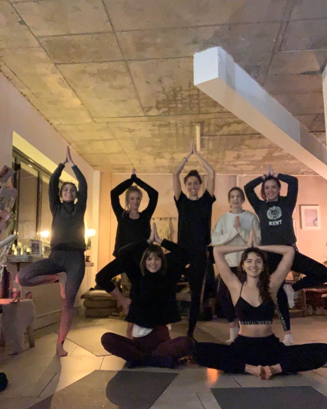 Amelia Zadroのインスタグラム：「Celebrating holding my first yoga workshop last night! I’ve practiced yoga my whole life but for many years never imagined I’d have the strength or confidence to teach it It’s been a long learning journey and it feels so fulfilling be beginning to find my authenticity and flow as a teacher. Yoga has been an integral part of my journey in deepening my connection to my body’s wisdom and observing how I can re-pattern the way I move through life through the awareness, choice and practice that starts on my mat but ripples out into everything I do ✨ It was such a pleasure to share my practice in a deeper dive workshop with a focus on helping people find their bodies unique alignment and connect to the deeper meditative and spiritual exploration available through yoga. Thank you to all of the beautiful women who came 💛💛💛 & thanks for hosting us @we_are_vegan_everything 🙏🏻」