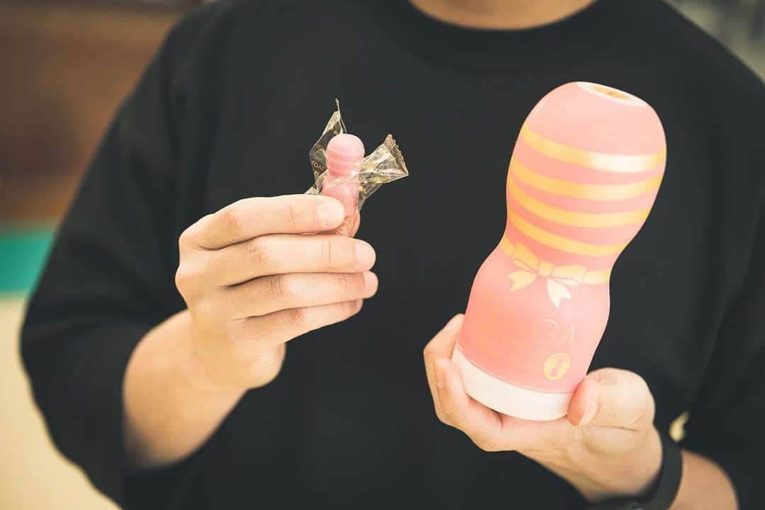 大川竜弥のインスタグラム：「TENGAさんからTENGAチョコをいただきました。なんと、パッケージだけではなくチョコもTENGA型。ちなみに、TENGAとして利用できないそうです。 #tenga #バレンタイン」