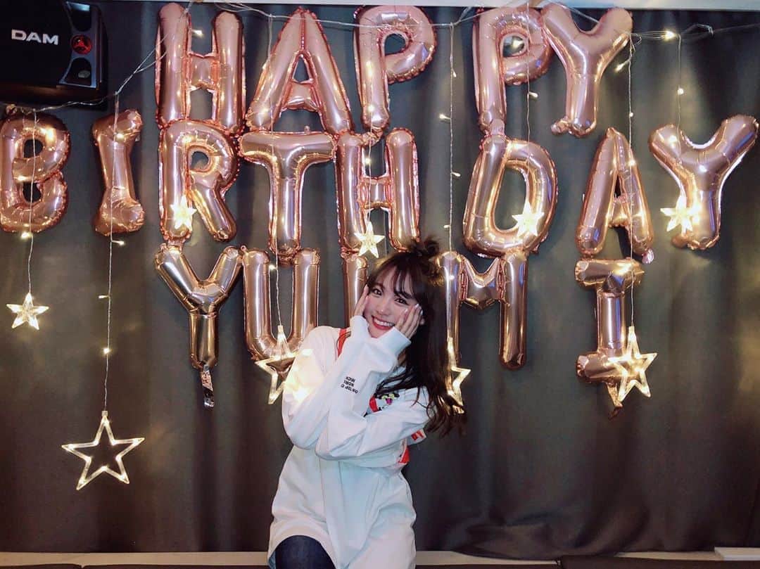 志田友美（ゆうみん）のインスタグラム：「スワイプしてね→→→ . 2/11で23歳になりました✨ . たくさんのDMやコメントありがとう😢 . 当日は大好きな友達いっぱい集まってくれて お祝いしてもらったよ⭐️ こんなに最高な友達に囲まれて祝われる誕生日… なんて幸せなのでしょう😭😭😭 . 前から準備してくれて色々考えてくれてたって思うと泣ける。。 . たくさん笑って一生忘れられない1日になりました❤️ 本当にありがとう😊 . 22から23あっという間だったなぁ。 感謝の気持ちを忘れず、私らしく23歳生きていきます💭💭 . バースデーイベントも決まったのでみなさん是非お祝いしてください🥂 .  #誕生日 #23歳 #恐竜コーデ #🦖　#ootd #幸せ #biglove ❤️」