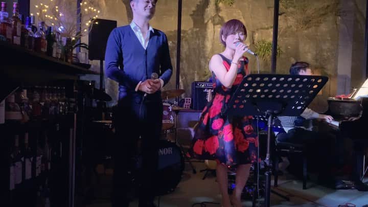 のインスタグラム：「新横浜チャーリーズBAR🍷  A Whole New World🎵 ハウスボーカリストのTsubasaさんと急遽デュエットをやることに🎤ピアノは松井玲央さん🎹急遽だったので探りつつも💦トキメキの世界観には入れました✨またこのメンバーでやりたいな😊 ・ 次回のチャーリーズBAR出演は3/6(金)です🎵 ・ #新横浜 #ラントラクト #JAZZ #LENTRACTE #BAR #シンガー #シンガーソングライター #音楽 #音楽好きな人と繋がりたい  #ライブ #写真 #live #photo #music #ilovemusic #livemusicphotography #musicgram #karin #singer #singersongwriter #ディズニー #awholenewworld #disney #アラジン」