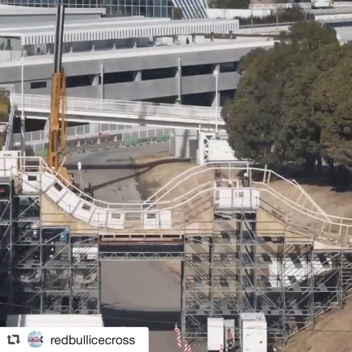 鈴木雅仁のインスタグラム：「RedBull Ice Cross 開幕！  #repost @redbullicecross via @PhotoAroundApp  one beast of a track built in only 60 seconds 😉🎥🔄 📍ATSX 1000 Yokohama 🇯🇵 🗓 this Saturday, Feb 15 ⠀ #timelapse #trackbuilding #track #yokohama #japan #redbullicecross」