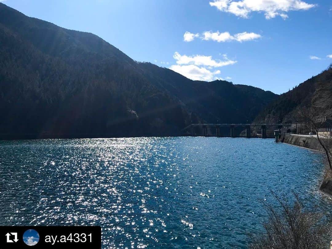 のインスタグラム：「#Repost @ay.a4331 with @get_repost ・・・ 2/9 下原ダム 川がキラキラして綺麗だったので止まってみた✨✨ 多分だけど、今朝新型ワイドビューの試験車両が通った！！音が違うので外見たら！！残念ながら写真は撮れなかったけど、8時30分頃高山方面に向かっていった🚞 #写真好きな人と繋がりたい #写真撮ってる人と繋がりたい #ファインダー越しの私の世界 #InstagramJapan#japanikou#photo_shorttrip# #lカメラ女子#スマホ#eosを持って旅に出よう  #iPhone#select_japan#japan_photo_now#japan_daytime_view #gifuphoto #japan#japanphoto#japanfocus#japantrip#フォトジェニック#インスタ映え#岐阜県#gerostagram#下呂アンバサダー#下呂温泉#下原ダム」