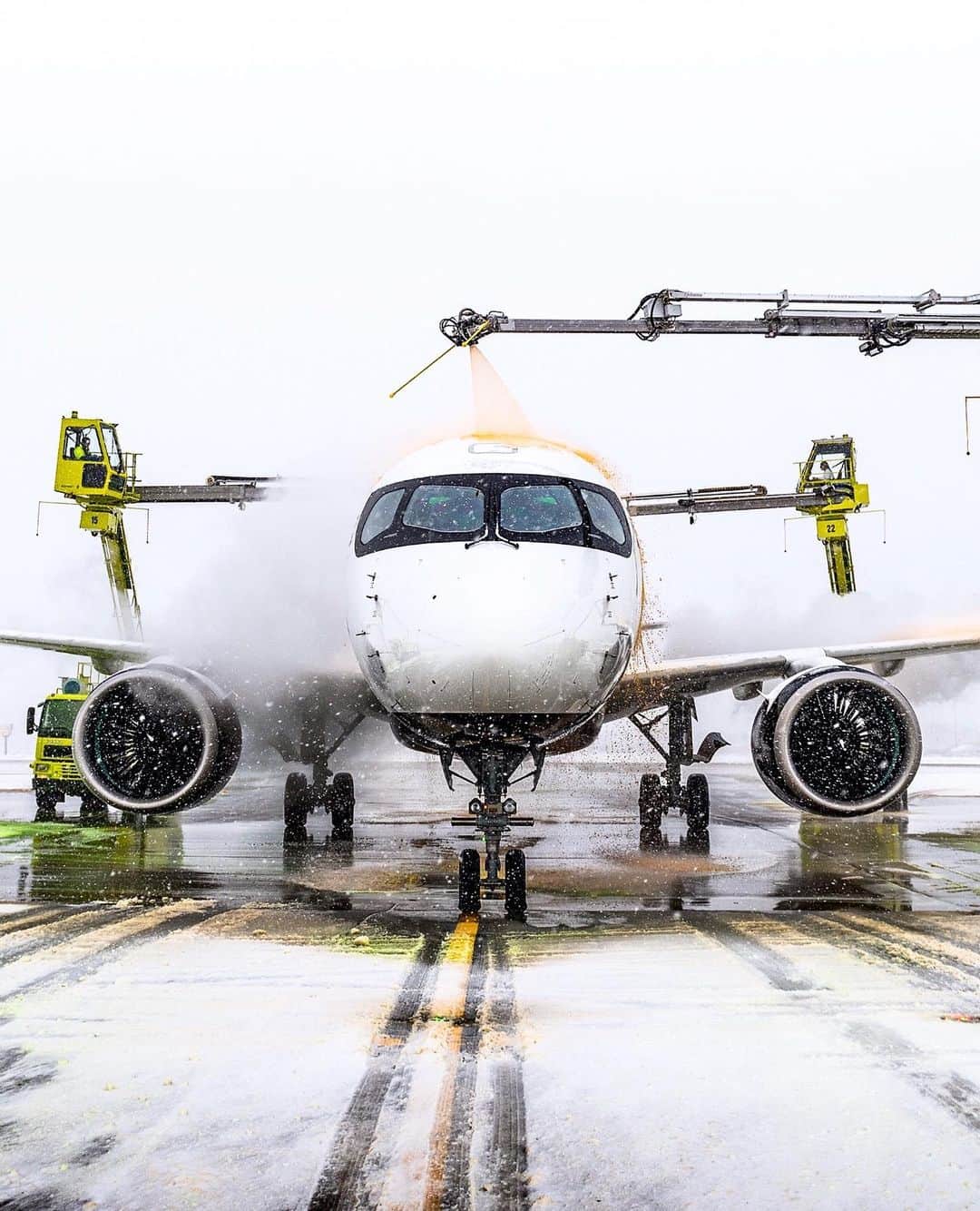AIR CANADAさんのインスタグラム写真 - (AIR CANADAInstagram)「Spotted at the de-icing bay in #YUL 👀 (📸: @montreal.planes 📍:Aeromag2000) . . Séance de dégivrage à #YUL 👀 (📸: @montreal.planes📍:Aeromag2000)」2月13日 1時02分 - aircanada