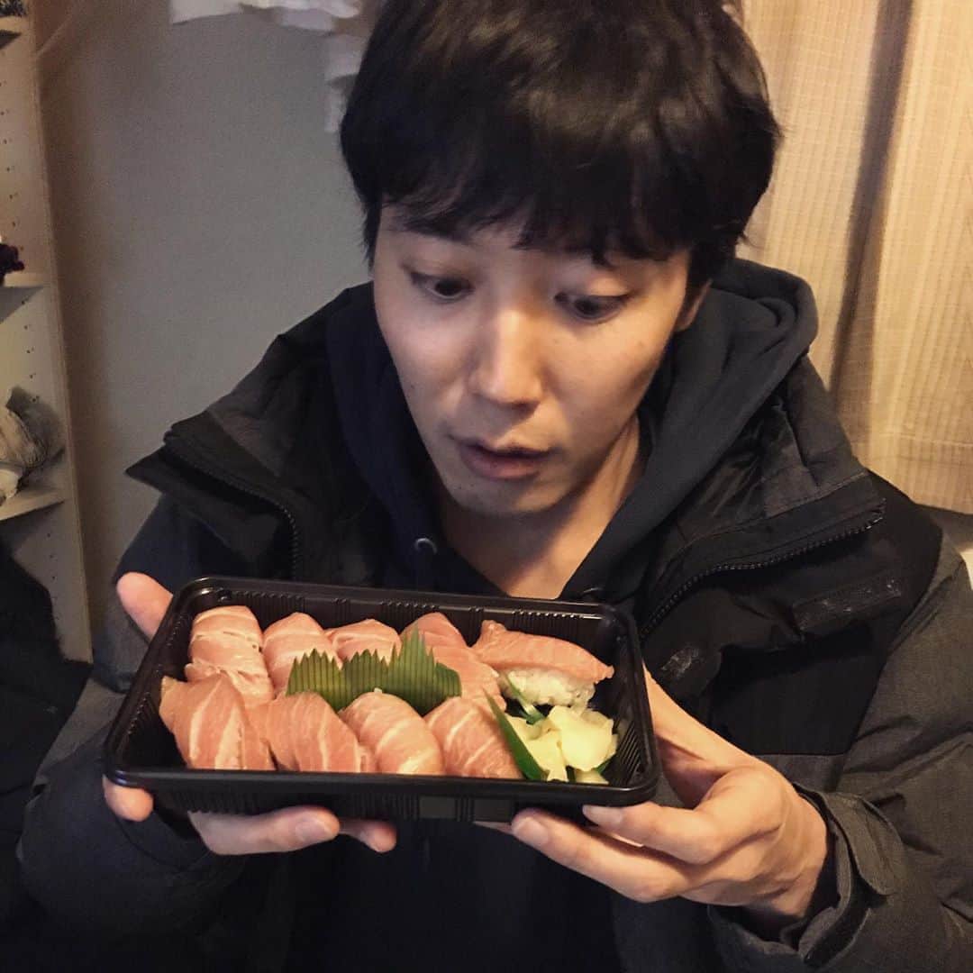 畠中悠のインスタグラム：「本日誕生日という事を巧妙に明かしてきた男！ #清水大夢 #元しみったれるな #同居人 #寿司 #しみったれてない #これから色々やっていく男 #パソコンとか使って」