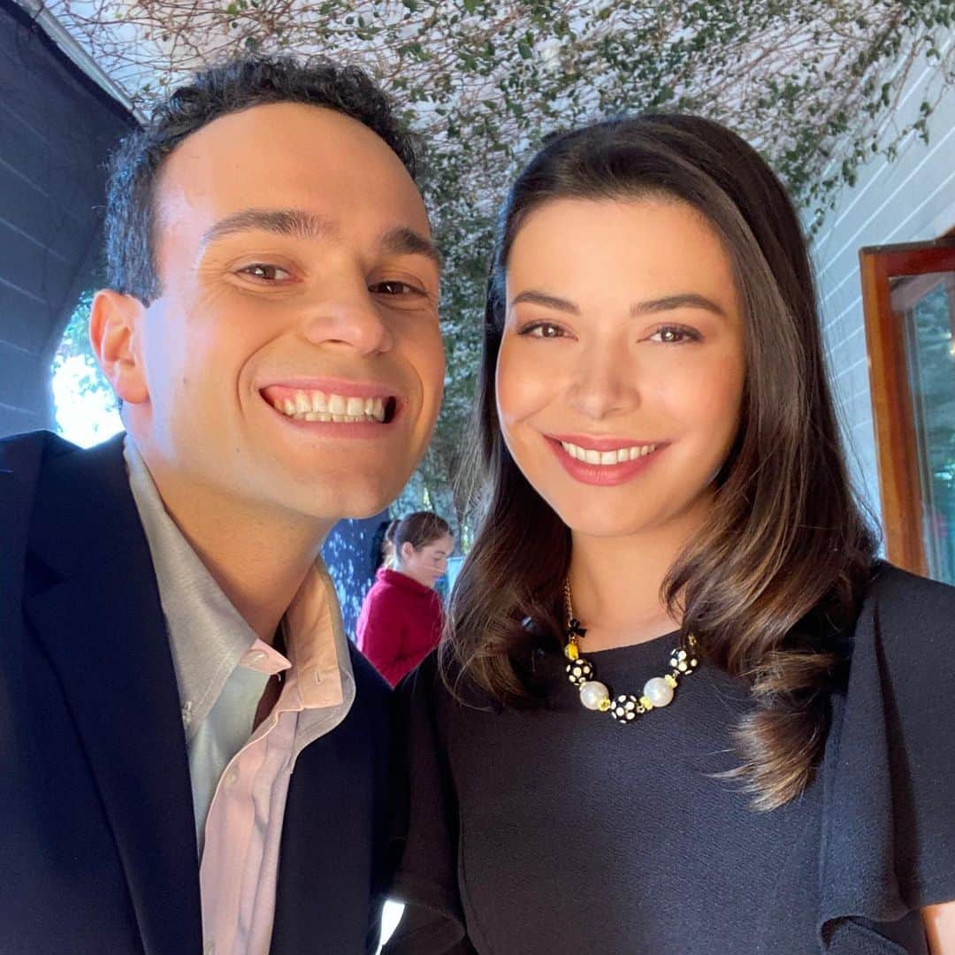 ミランダ・コスグローヴのインスタグラム：「Tonight at 8/7c catch me on a new Valentine’s Day episode of @thegoldbergsabc with this cool guy @troygentile08 😄😋」