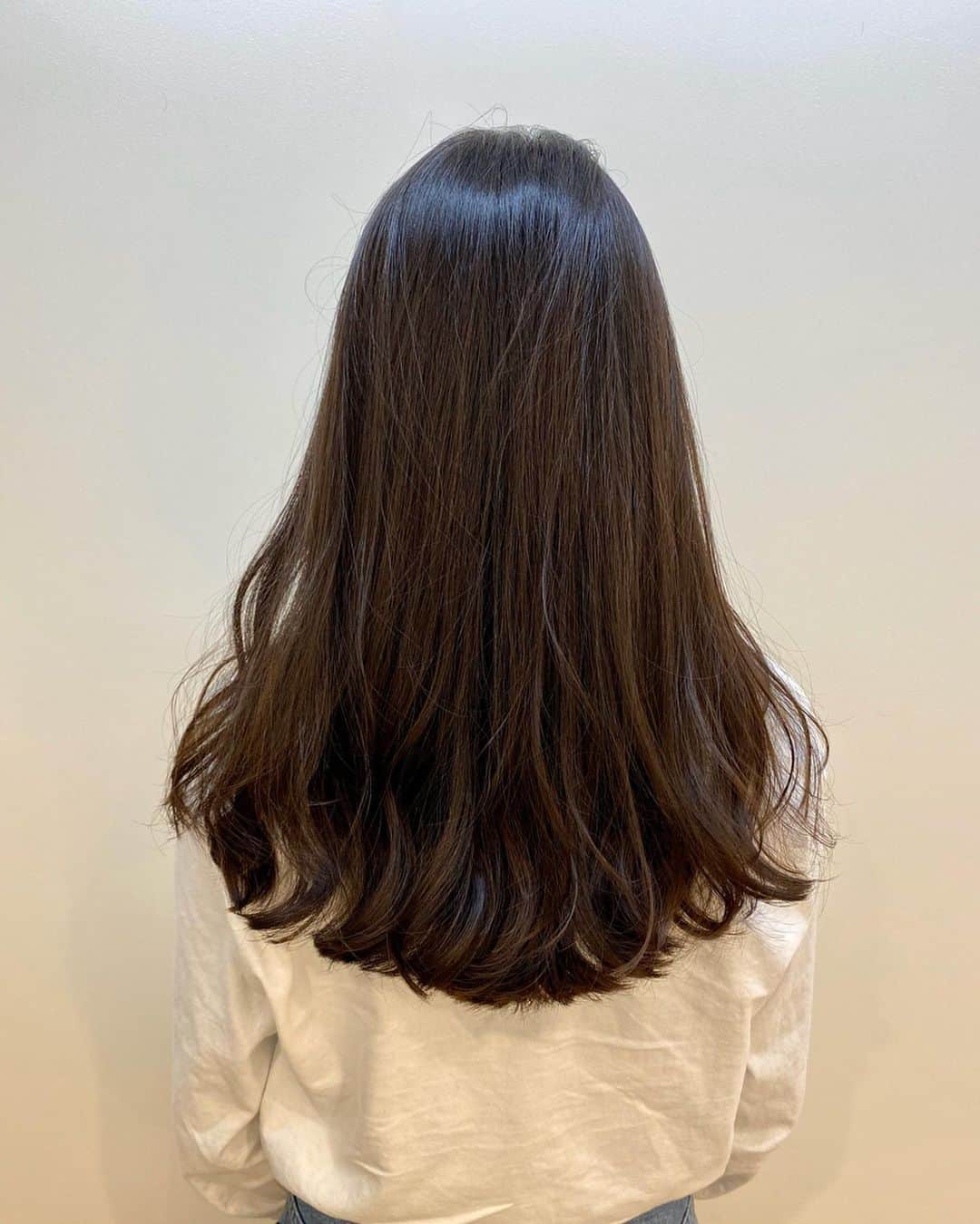 植草沙織のインスタグラム：「💇‍♀️ やっぱりロングが落ち着くな〜😌 初めてのTOKIOトリートメントが絶妙に良かった❣️✨✨ おすすめ！ 次はヘッドスパもお願いしよ〜🥰 👉 @taka_pism @pism_ginza」