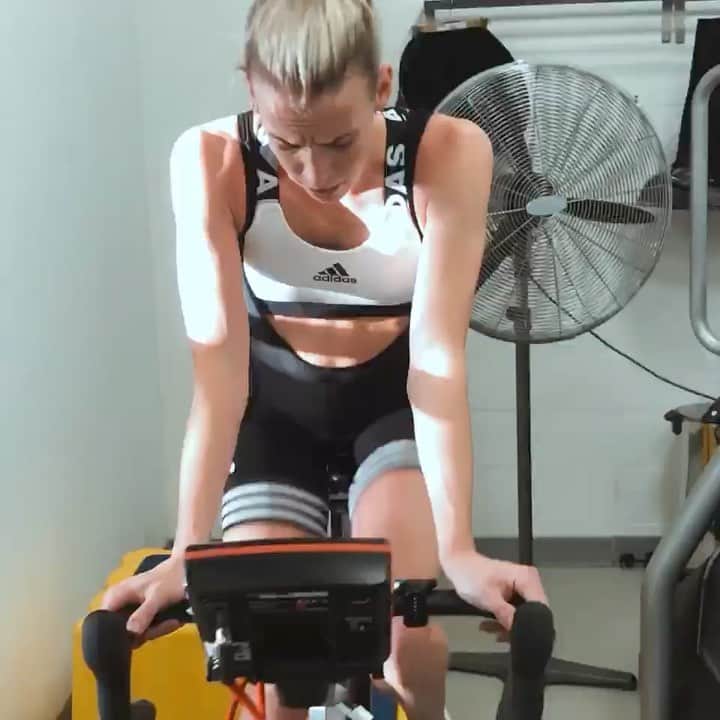 リンジー・シャープのインスタグラム：「Bike at 2500m is no joke 🥴#lowmileagelife #wattbike」