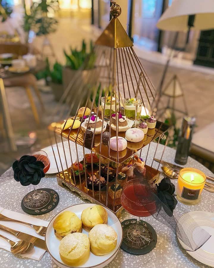 RJMStyleのインスタグラム：「@mdnaskin and @artisanloungehongkong LOUNGE partner up for beauty-boosting tea set.. ☕️🍸🍢 @mdnaskin_hk was born in 2014 from a partnership between #Madonna, Tuscan spa destination Montecatini Terme & Japanese beauty brand MTG. The label credits its fast-growing popularity to the effectiveness of its key ingredient: Montecatini Terme’s mineral-filled thermal waters and clay. 🧖‍♀️🧖‍♂️ The #afternoontea named BEAUTY IN YOU is inspired by @madonna favourite foods and colour (purple, natch) just in time for #valentinesday 💓」