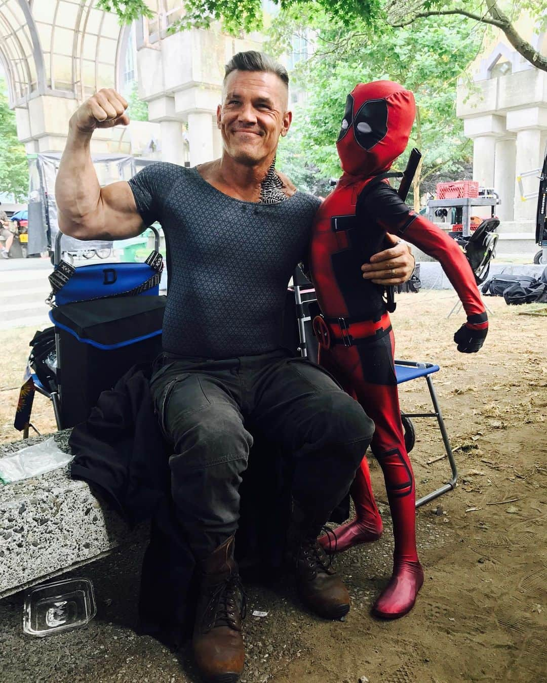 ライアン・レイノルズさんのインスタグラム写真 - (ライアン・レイノルズInstagram)「Happy Birthday to my big strong man, @joshbrolin 🎂」2月13日 1時42分 - vancityreynolds