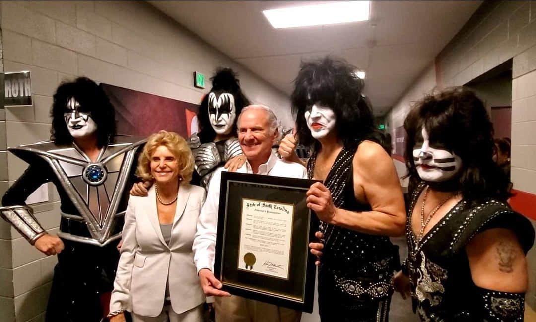 KISSさんのインスタグラム写真 - (KISSInstagram)「@govhenrymcmaster officially declared February 11, 2020 as #KISS Day in South Carolina. The Governor presented the proclamation to the band backstage at @coloniallifearena before the show.」2月13日 1時51分 - kissonline