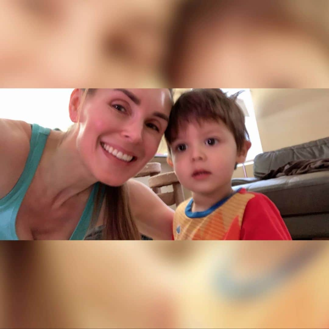 ターニャ・テイトさんのインスタグラム写真 - (ターニャ・テイトInstagram)「#livestream Opening gifts :) Join my family friendly youtube.com/tanyatatetube」2月13日 1時52分 - tanyatate