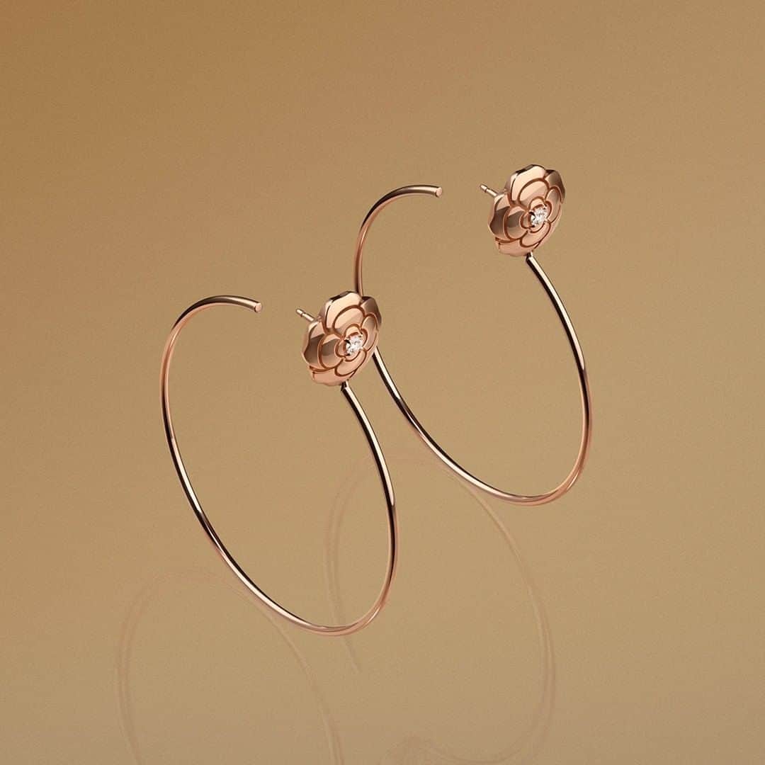 シャネルさんのインスタグラム写真 - (シャネルInstagram)「OVER THE MOON @imari_karanja wears the yellow gold and titanium PREMIÈRE VELOURS watch and EXTRAIT DE CAMÉLIA hoop earrings in pink gold and diamonds. Discover the collection – Link in bio #CHANELOverTheMoon #CHANELFineJewelry #CHANELPremiere #CameliaCollection」2月13日 2時01分 - chanelofficial