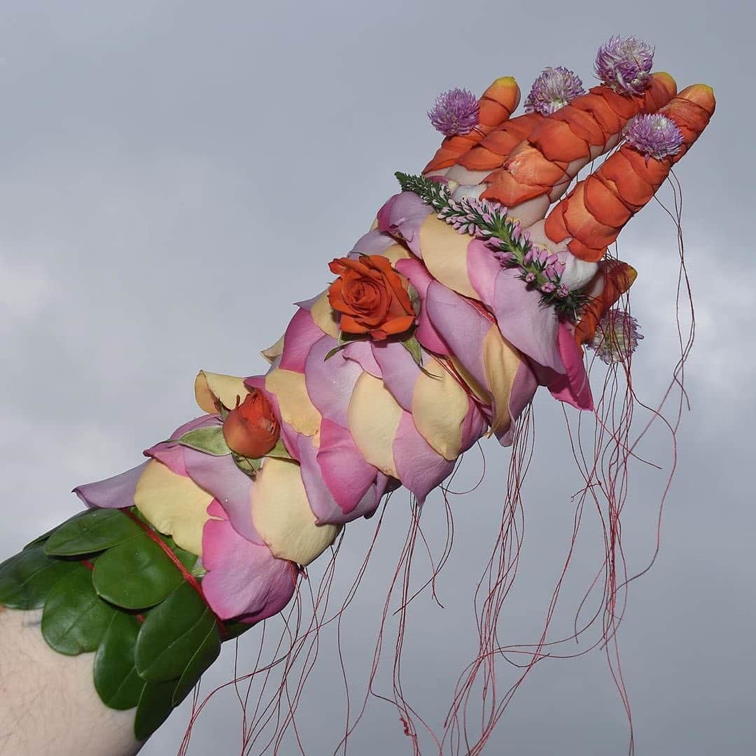 Instagramさんのインスタグラム写真 - (InstagramInstagram)「Colette Stubbings’ (@hallofstars) “petal armor” started as a way to cope with anxiety. “I began wrapping my fingers in petals I collected from my dad’s garden. The process calmed me and made me curious about what other functional forms and designs these natural materials could mimic,” she says. 🌸🌱🌺 ⁣ ⁣ “I only use the plant parts themselves and then a spool of thread, binding layers to my hand by wrapping them as tightly as I can.”⁣ ⁣ Photo by @hallofstars」2月13日 2時11分 - instagram