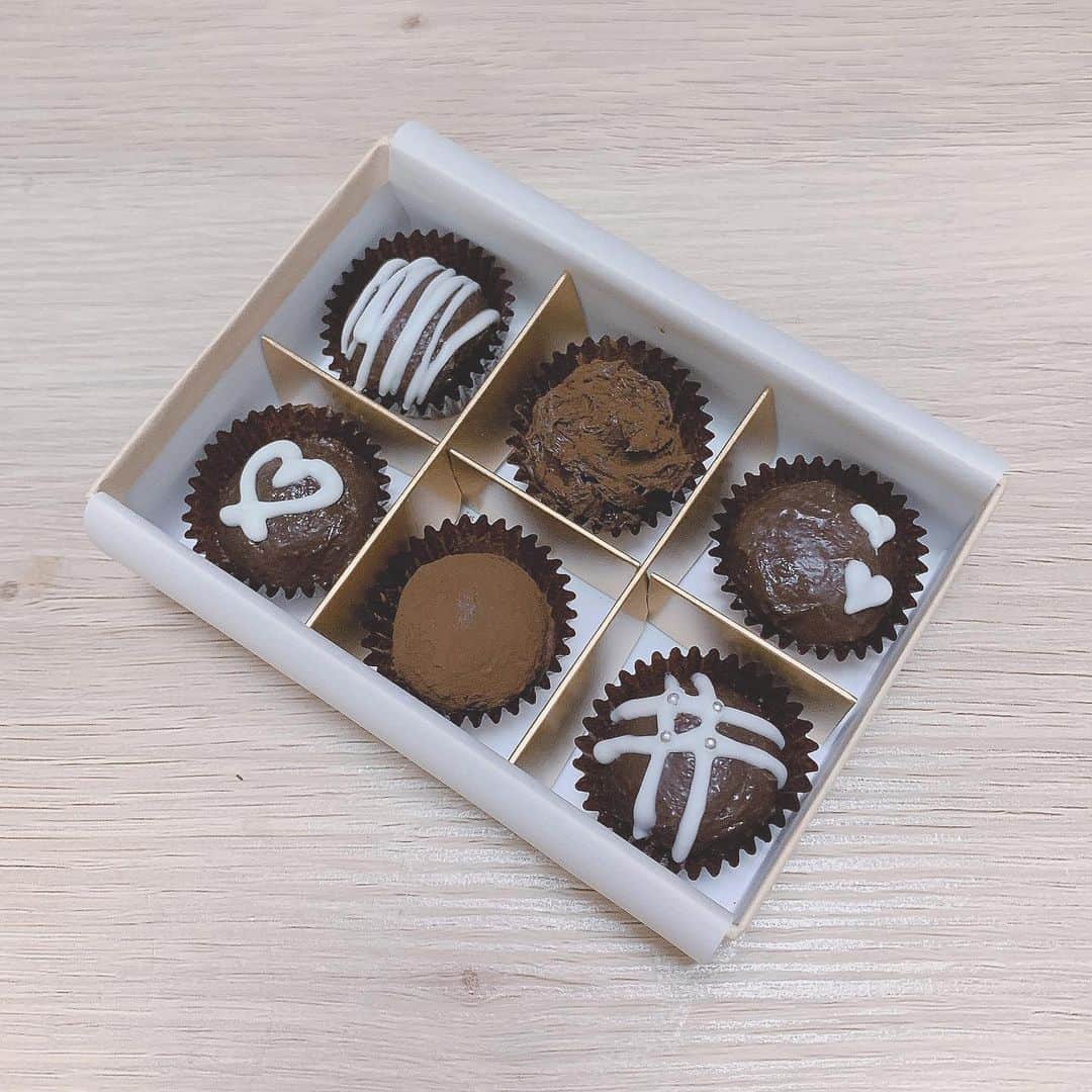 小倉月奏のインスタグラム：「❤︎ ⠀ ⌘ 2020 Valentine ⌘ ⠀ 今年はトリュフにしました🍫 わざわざデザイン案考えたり… 作ってて楽しかった✨ ⠀ 一発勝負だから出来はまあまあ。照 ⠀ #バレンタイン #バレンタインチョコ  #valentine #design #ちょこれーと #チョコレート #chocolate ⠀ ⠀」
