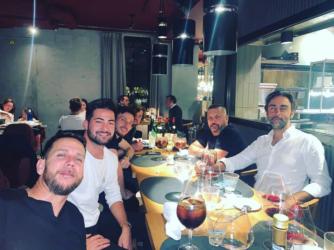 ダビド・シルバさんのインスタグラム写真 - (ダビド・シルバInstagram)「Gran noche con amigos🍷🔝」2月13日 7時52分 - david21lva