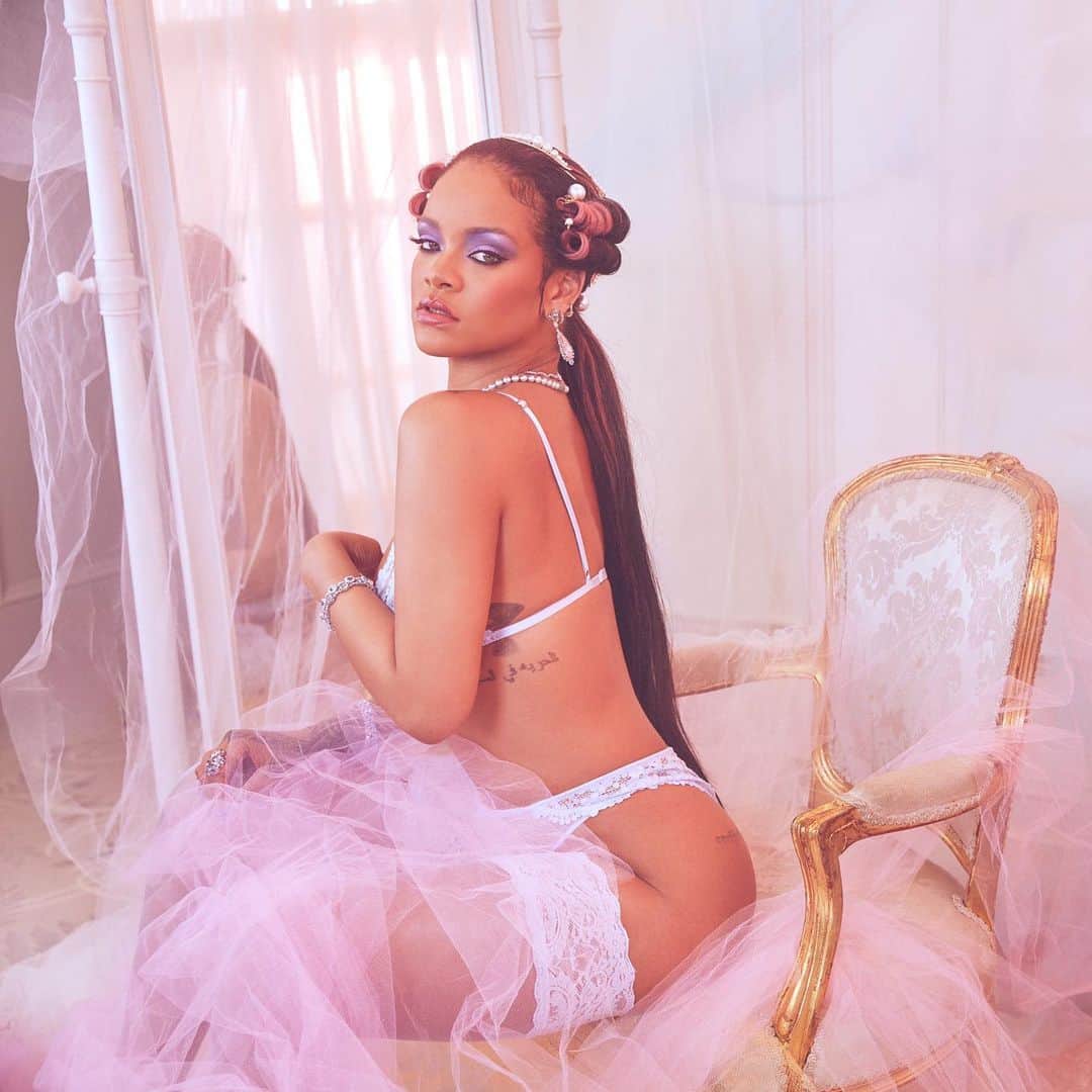 リアーナのインスタグラム：「Be mine, bih. #XXSavageX」
