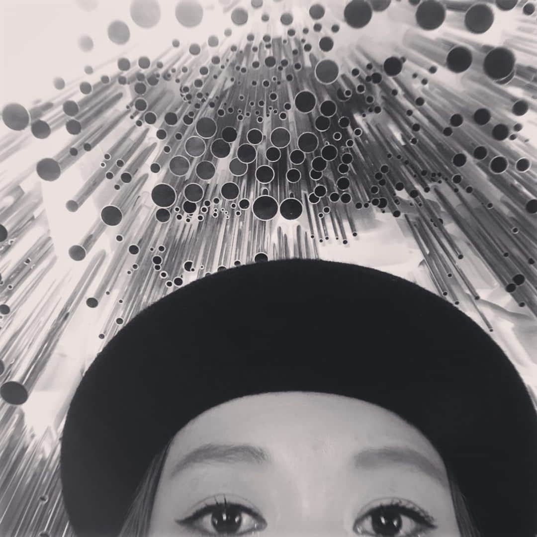 和田美枝のインスタグラム：「お仕事まえに。  森美術館へ🌳 『未来と芸術展：AI、ロボット、都市、生命――人は明日どう生きるのか』  明日どう生きるのやろか？ 基本、日々楽しさを更新したいけれど、たまにこの瞬間ちょっとでいいから戻りたいって思う場面があるな🤔  でも、未来にある出来事に心は踊らせたい💫  以前、21世紀美術館で見つけた興梠優護さんの個展『EYE』のハガキ。  大阪でやってることを知って見にいけた！！ なんたって目のイラストが好きなもんやから、そりゃ幸せでした👁  一日で好きな時間をたっぷり味わう🤍  #森美術館 #未来と芸術展 #FutureAndTheArts #興梠優護　さん #EYE」