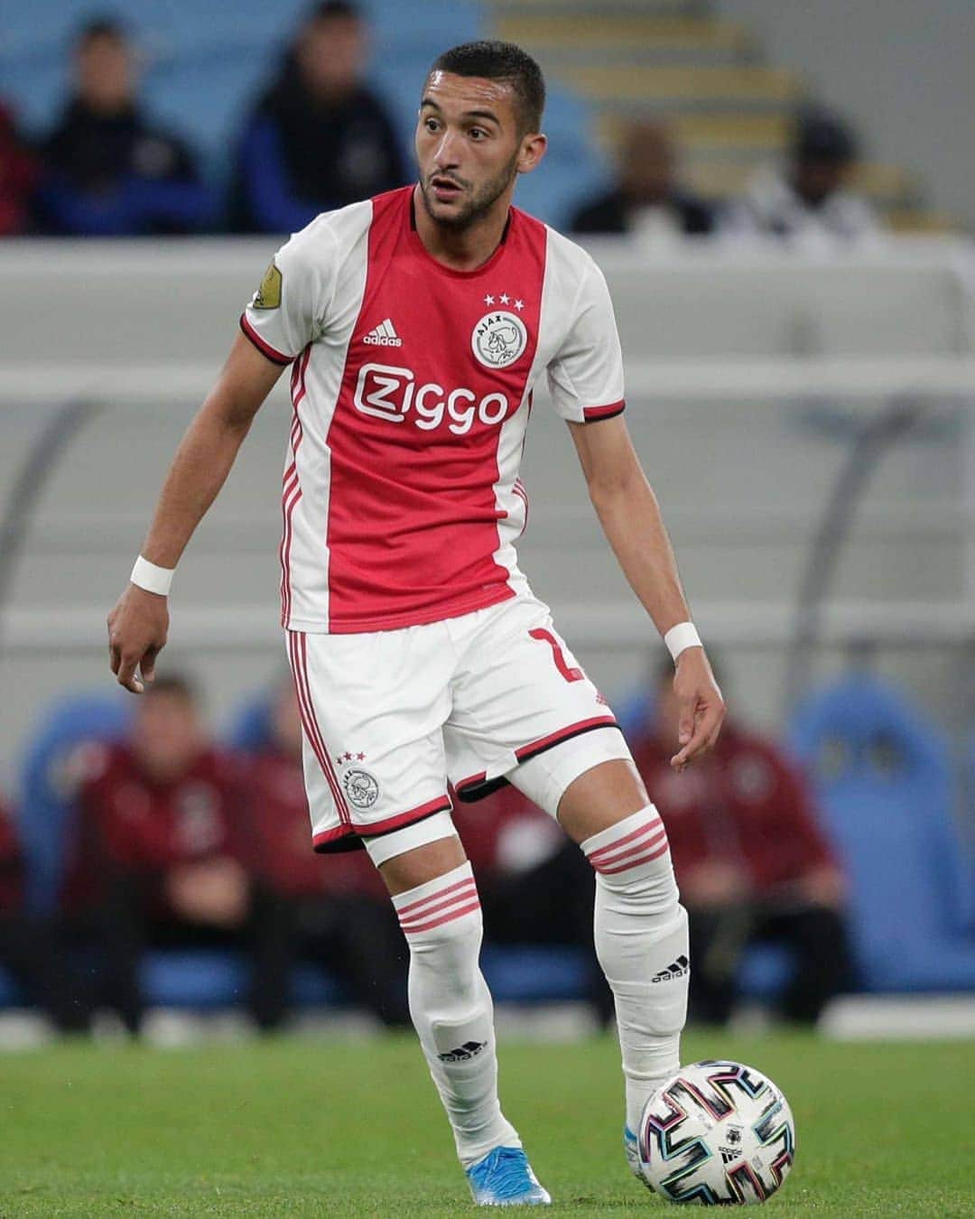 カルロス・テベスのインスタグラム：「Hakim Ziyech 🔥 will move to Chelsea 🔵 for 45 million this summer according to @telegraaf.nl  Will he be a good signing for Chelsea? ⚽️」