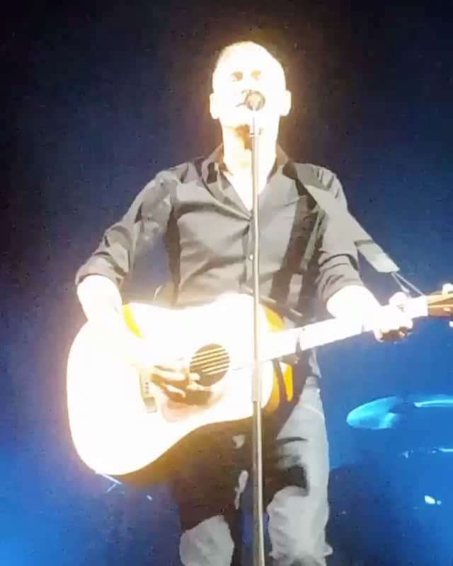 ブライアン・アダムスのインスタグラム：「Speaking of the first album, here is a live version of “Remember” filmed live by Doerte in Italy #bryanadamsremember #bryanadamsdebutalbum」
