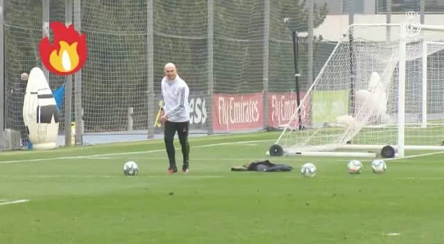 エデン・アザールのインスタグラム：「Working hard and having fun... 😓 #halamadrid」