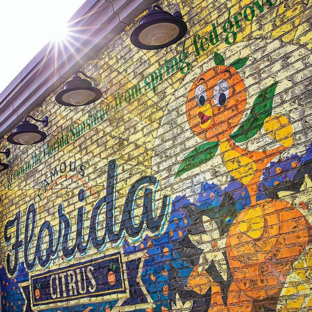 Walt Disney Worldのインスタグラム：「Orange Bird + Insta-worthy walls = 😍📸#WallsofDisney #DisneySprings #WaltDisneyWorld (📷: @disneyphotosnapper)」