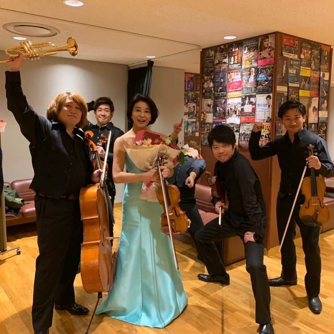 高嶋ちさ子さんのインスタグラム写真 - (高嶋ちさ子Instagram)「NDSプレゼンツのコンサート。今年で15回目の出演となりました。  久々の愉快な音楽会。 愉快を通り越して、危ない集団になってきてます… 春からのツアーもお楽しみに！」2月13日 3時21分 - chisakotakashima