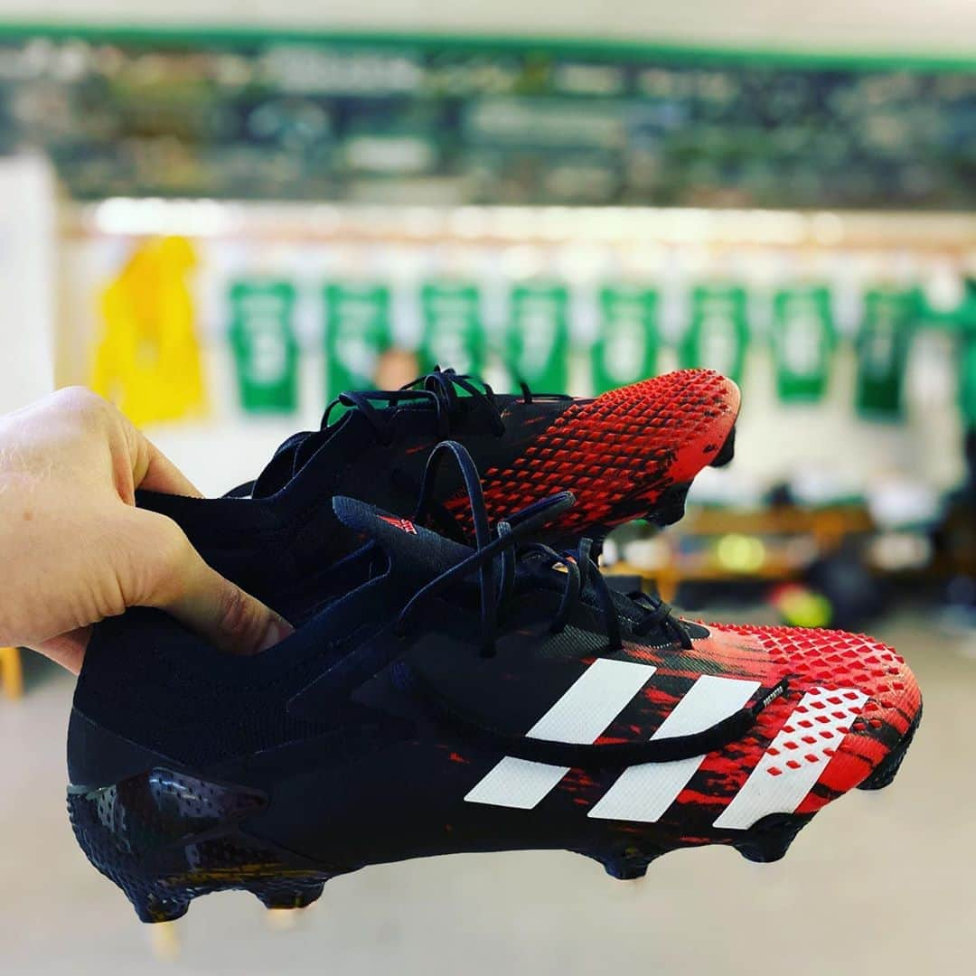 アダム・ボグダンのインスタグラム：「Matchday against Ross County with the new #Predator from @adidasfootball 👌🏻💪🏻💪🏻💪🏻」