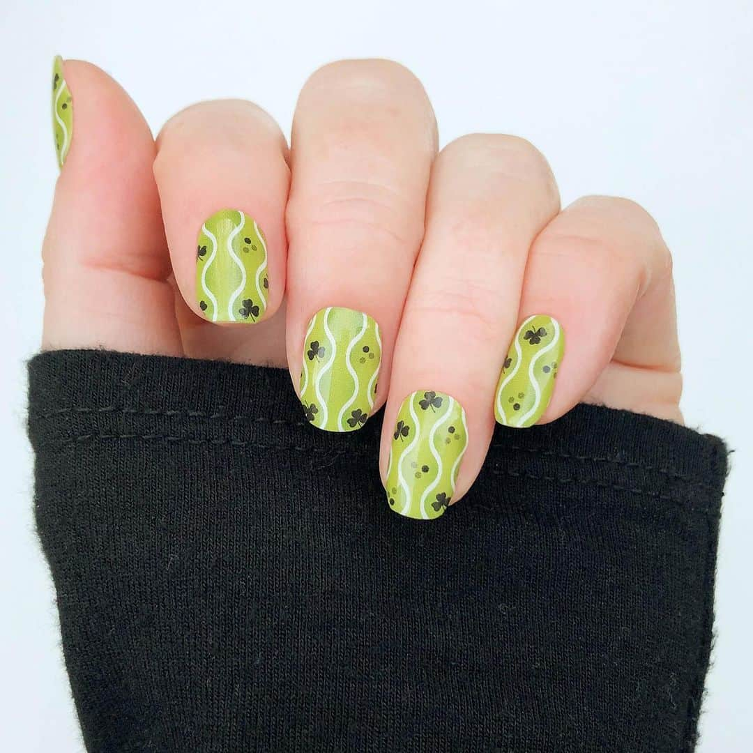 Jamberryさんのインスタグラム写真 - (JamberryInstagram)「It’s your L U C K Y day 🍀 Be pinch-proof ready this St. Patrick’s Day in any of the eight Gel Strips, Lacquer Strips, and Nail Wraps featured in this newly released holiday collection. Let us know in the comments 👇🏻 what your favorite St. Patty’s Day tradition is! || Featured: #followtherainbowjn #dublinupjn #troublesbelessjn . . . #jamberry #jamberrynails #jamberrynailwraps #nailsofinstagram #stpatricksday #stpattysday」2月13日 3時25分 - jamberry