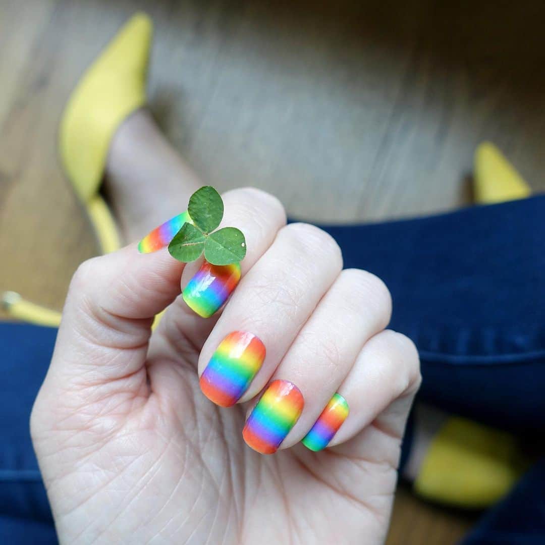 Jamberryのインスタグラム：「It’s your L U C K Y day 🍀 Be pinch-proof ready this St. Patrick’s Day in any of the eight Gel Strips, Lacquer Strips, and Nail Wraps featured in this newly released holiday collection. Let us know in the comments 👇🏻 what your favorite St. Patty’s Day tradition is! || Featured: #followtherainbowjn #dublinupjn #troublesbelessjn . . . #jamberry #jamberrynails #jamberrynailwraps #nailsofinstagram #stpatricksday #stpattysday」
