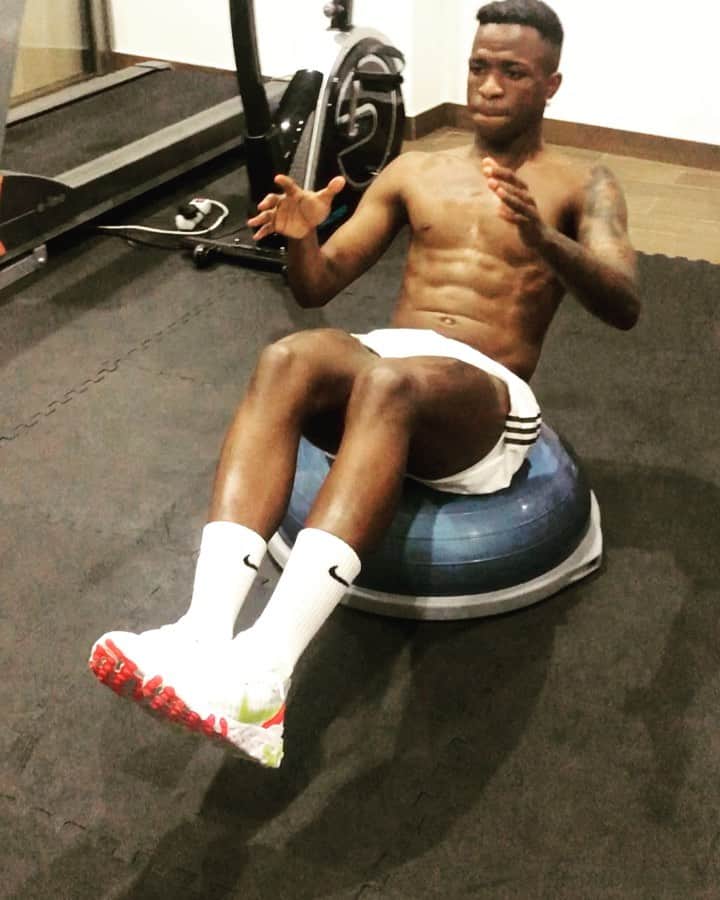 ヴィニシウス・ジュニオールのインスタグラム：「💪🏾」