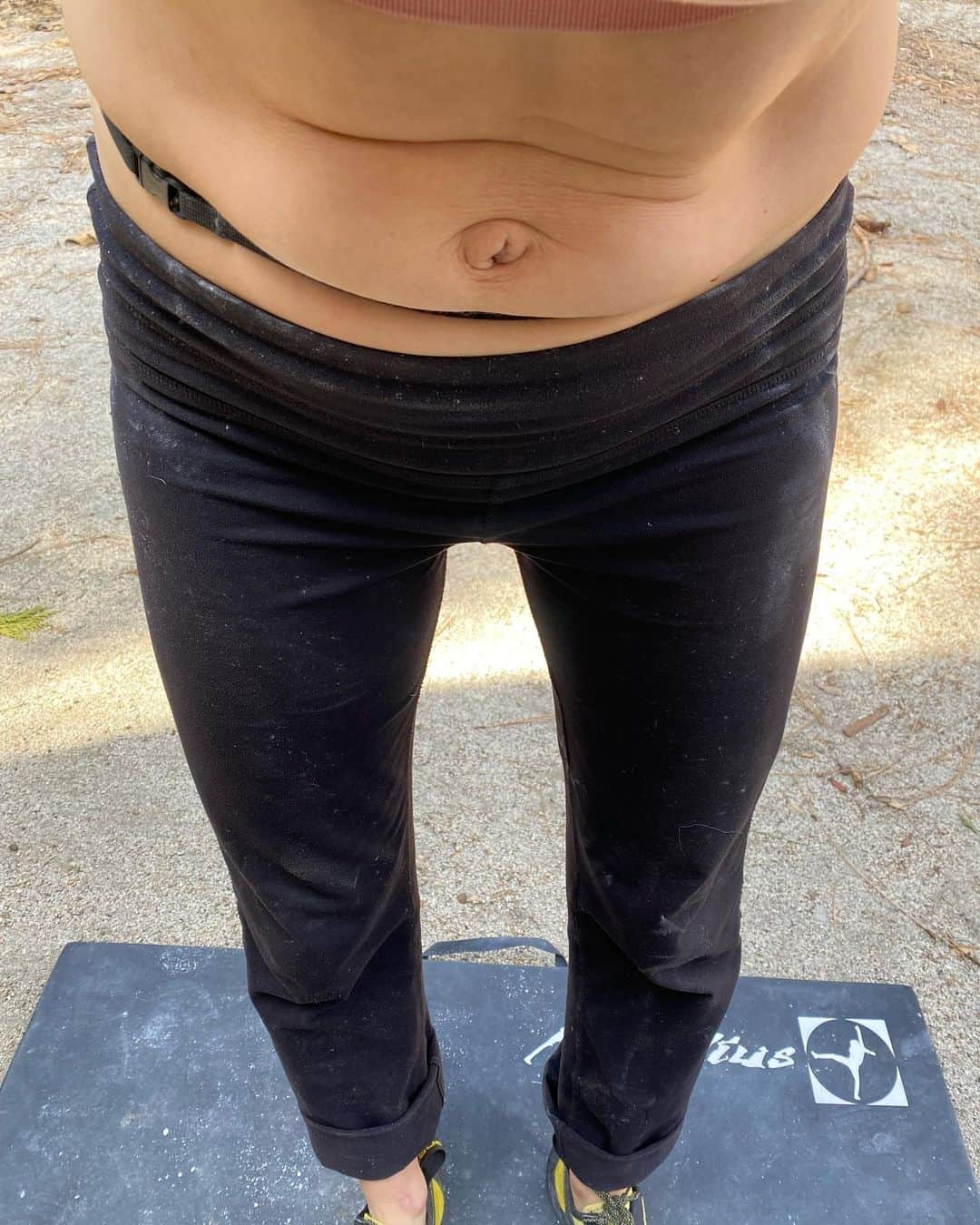 ベス・ロッデンのインスタグラム：「Representation matters.  For years I was so ashamed of my body that I would turn down climbing partners and days in the woods because my stomach wasn't firm enough or my arms were too skinny. I would let the shape of my body dictate the joy I found in daily experiences because I didn't think I looked how a climber (let alone a professional one) should look.  Last spring I was out climbing by myself. It was hot and my hands were sweaty, so I took off my shirt and climbed in a sports bra. Embarrassed, I glanced around to make sure no one saw me and my soft belly. I kept climbing because I only had two hours and climbing alone in the woods is heaven to me. To my surprise I had one of my favorite days ever, trying hard and getting to the top of things I didn't expect. As I was packing up, I looked at my belly rolls and started to realize the shape of my body wasn't actually the thing holding me back for all these years. It was really my inner critic, and how much self worth I attached to how I thought I should look. The extra weight and stretched out belly literally didn't make a difference if I could try hard or go climbing, they were just natural, human things. If I changed the detrimental dialogue I subscribed to, it lost its power and those things I was ashamed of became normal and loved.  It seems so simple and easy, like a light bulb moment. But it's taken years and baby steps, like taking off my shirt alone in the woods, to slowly change my perspective. Yesterday I was out climbing in the same spot I was a year ago. I took off my shirt again and looked down at my stomach. I wasn't embarrassed this time, I was grateful instead. There's something so liberating in celebrating something I used to think of as my biggest flaw, realizing that transformation came from something I used to hide. I took a picture to remember it.  I'm going to keep posting these pictures and stories, to normalize normal. In hopes that it frees others to finally feel at home in their bodies. It’s amazing what a little love can do.  @outdoorresearch @metoliusclimbing @touchstoneclimbing @bluewaterropes @ospreypacks @skinourishment @clifbar @lasportivana #orambassador」