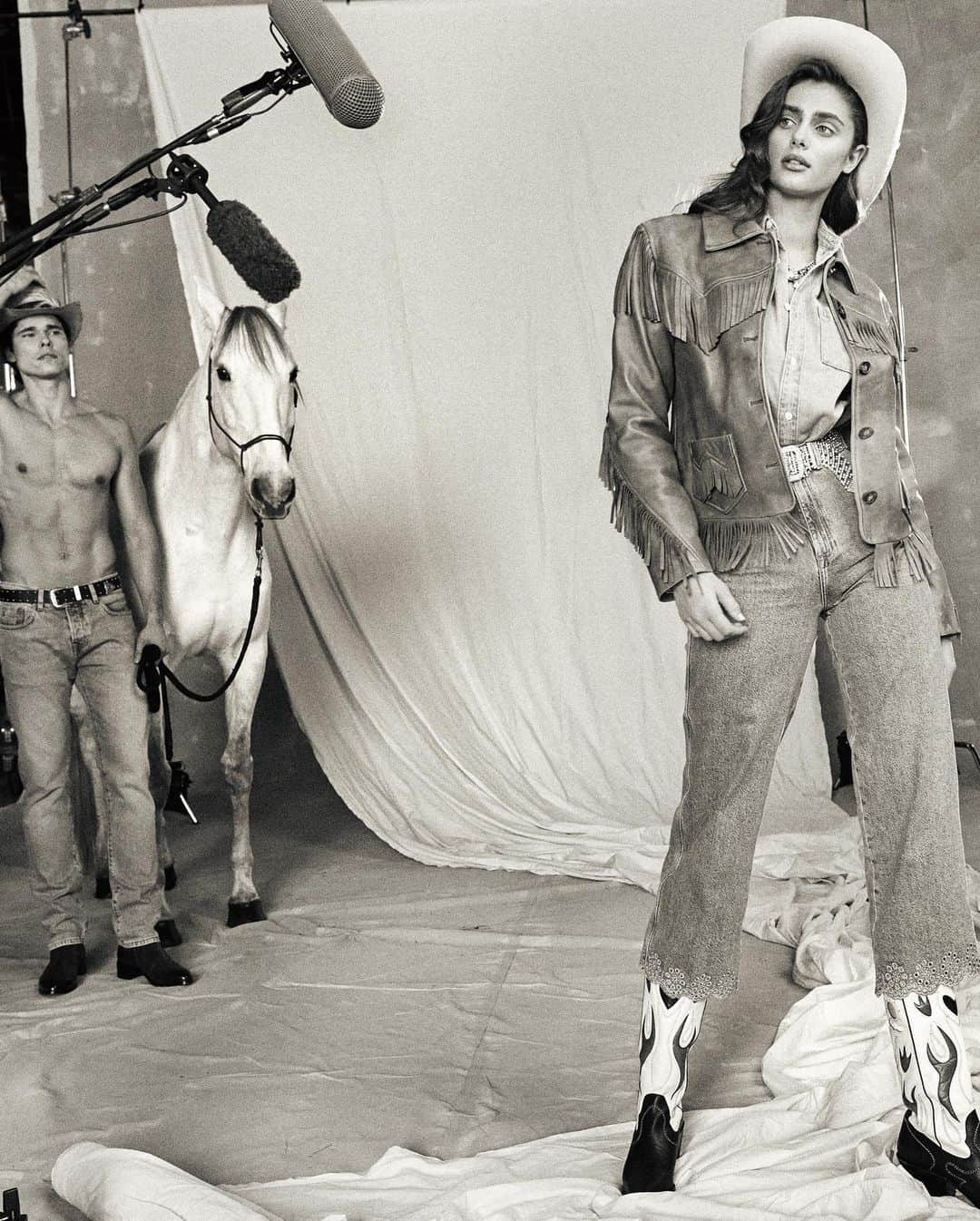 テイラー・ヒルさんのインスタグラム写真 - (テイラー・ヒルInstagram)「My two favorite accessories; a cowboy hat and pasta. . Absolutely over the moon about these photos. This shoot was a dream. . Thank you @vogueportugal 🖤 Shot by @morellibrothers  Editor @albamelendo  Glam by @nabilharlow @adriana_bartosova」2月13日 3時54分 - taylor_hill