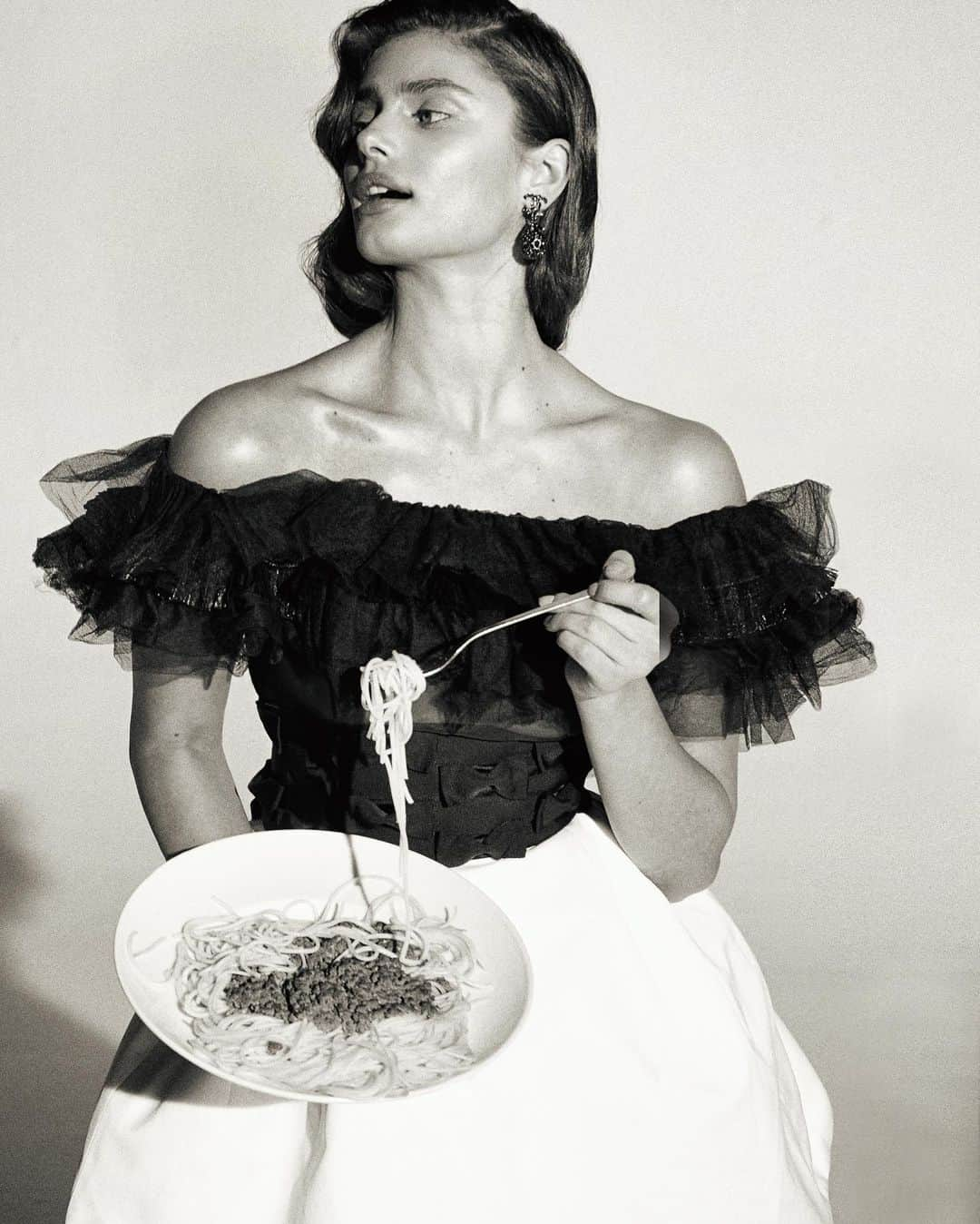 テイラー・ヒルさんのインスタグラム写真 - (テイラー・ヒルInstagram)「My two favorite accessories; a cowboy hat and pasta. . Absolutely over the moon about these photos. This shoot was a dream. . Thank you @vogueportugal 🖤 Shot by @morellibrothers  Editor @albamelendo  Glam by @nabilharlow @adriana_bartosova」2月13日 3時54分 - taylor_hill