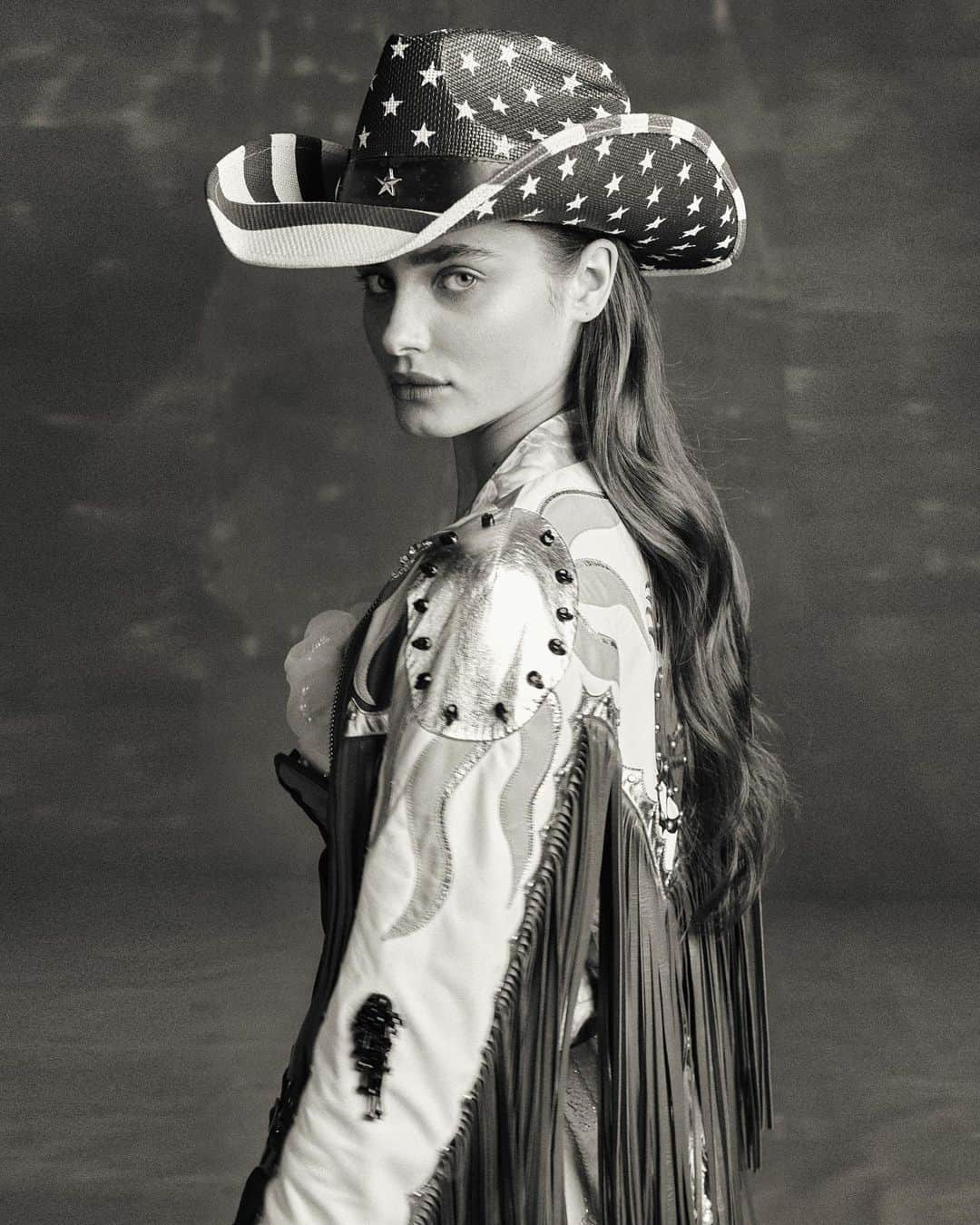 テイラー・ヒルさんのインスタグラム写真 - (テイラー・ヒルInstagram)「My two favorite accessories; a cowboy hat and pasta. . Absolutely over the moon about these photos. This shoot was a dream. . Thank you @vogueportugal 🖤 Shot by @morellibrothers  Editor @albamelendo  Glam by @nabilharlow @adriana_bartosova」2月13日 3時54分 - taylor_hill