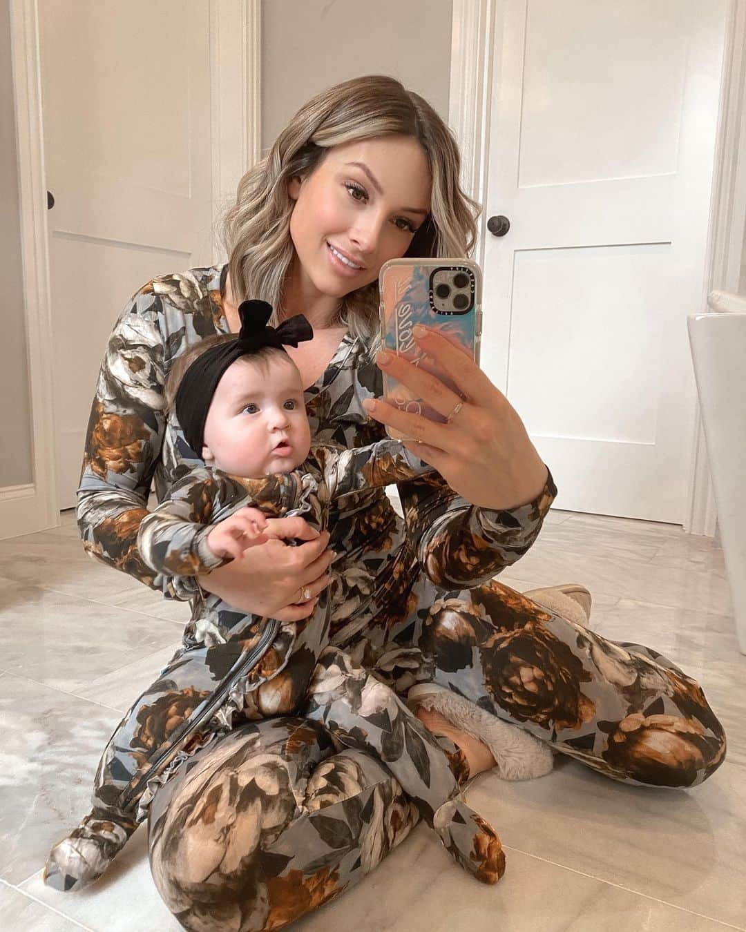 Paige Hathawayさんのインスタグラム写真 - (Paige HathawayInstagram)「First off, I can’t believe this little stinker is 5 months old tomorrow!! 🥳 ...AND Second of all, How in the heck do you take photos like this without your hand looking like it belongs to a giant!? 😂🤚🏼SOS on both occasions haha」2月13日 4時08分 - paigehathaway