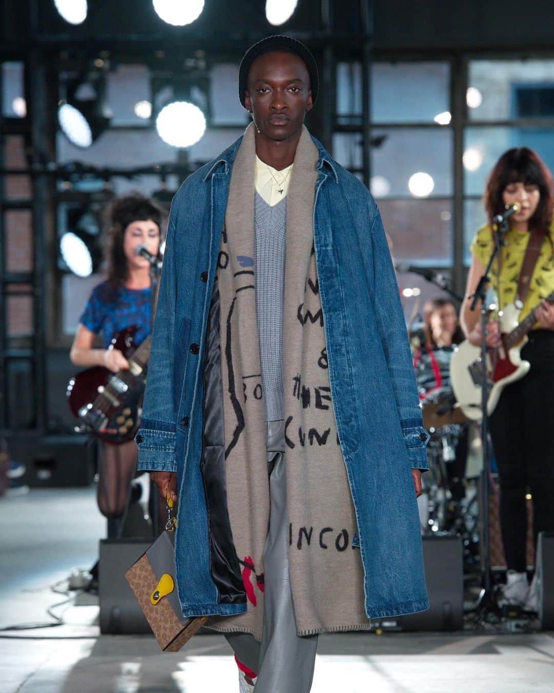 HYPEBEASTさんのインスタグラム写真 - (HYPEBEASTInstagram)「@hypebeaststyle: #CoachFW20 presentation was packed with items that drew from the hustle and bustle of New York in the late ’70s and ’80s. Versatile menswear and sturdy textiles inform the collection, complete with retro accessories and the occasional pop of color or bold graphic. Informed by the downtown scene of the era, heavy overcoats and mature knitwear were often styled alongside subcultural shearling jackets, leather trousers and retro-inspired @coach sneakers. Hit the link in bio for more details on the collection.⁠⠀ Photo: Coach」2月13日 4時06分 - hypebeast
