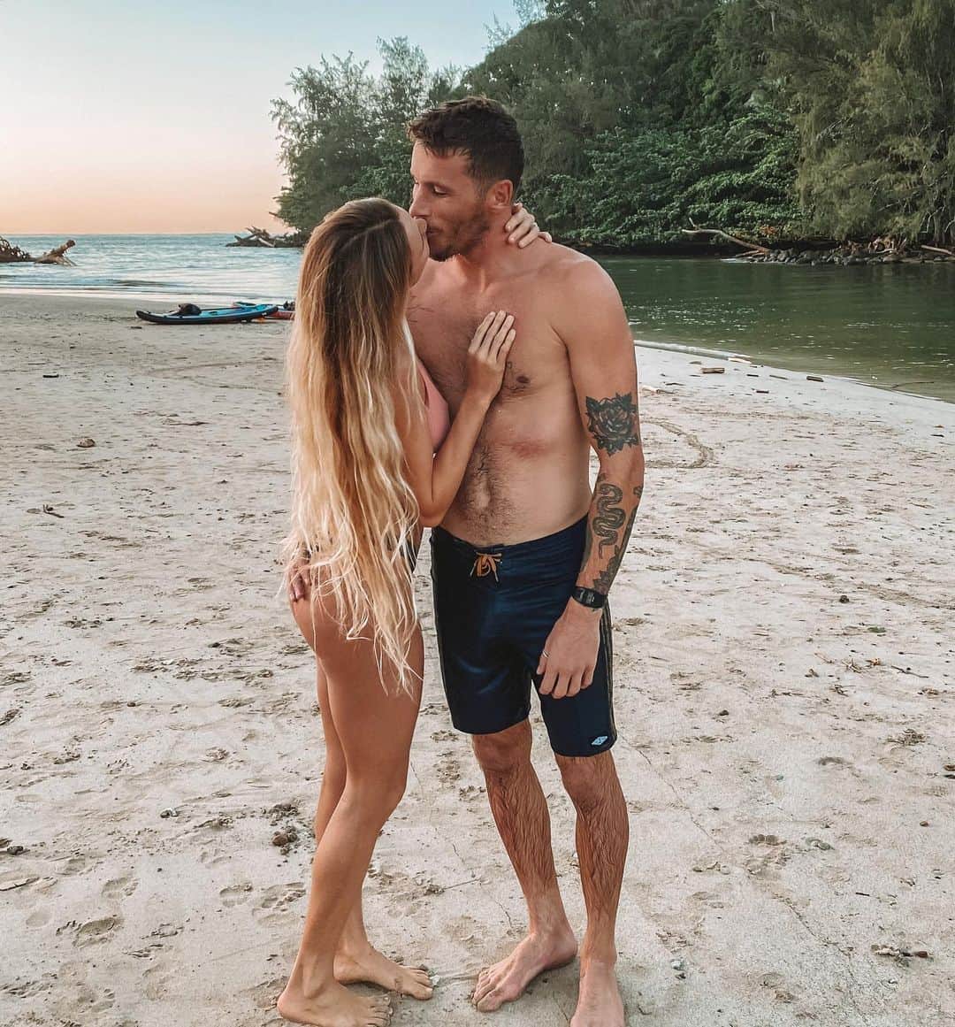 アラナ・ブランチャードのインスタグラム：「Happy 8 years baby!!! Still feels like we just started dating even though we have a 2 year old🤣 Love you so much you are my everything❤️」