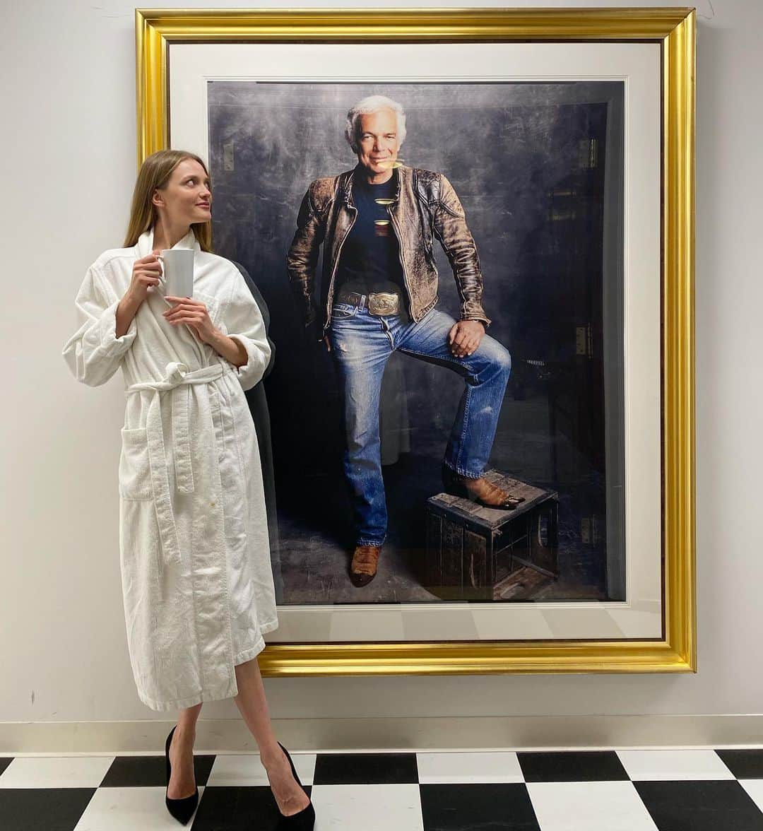 ヴラダ・ロスリャコヴァのインスタグラム：「Tea o’clock at #RalphLauren」