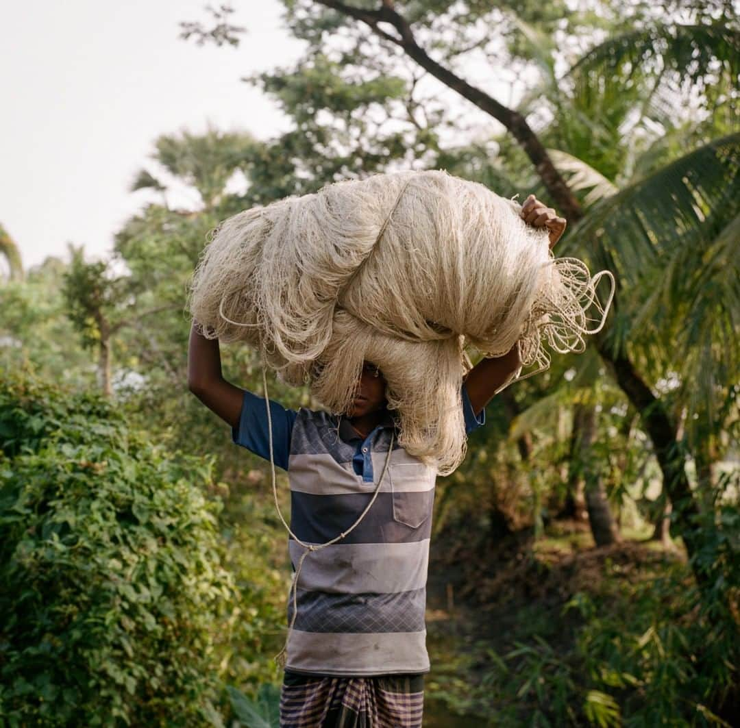 ナショナルジオグラフィックさんのインスタグラム写真 - (ナショナルジオグラフィックInstagram)「Photo by @sarahyltonphoto | A boy carries plastic fishing nets as the morning sun begins to warm Charfasson, Bangladesh, in the Bhola district, where many families are involved in the fishing industry. Surrounding Charfasson is the Tetulia River, a tributary of the Ganges that feeds directly into the Bay of Bengal. Plastic fishing nets have become commonplace in Bangladesh and many other parts of the world. The netting can be particularly damaging for smaller and infant fish, and once disposed of, the nets are likely to flow into the Bay of Bengal, trapping marine life and harming habitat. For more stories on the environment follow me @sarahyltonphoto #oceanplastic #planetorplastic #bayofbengal」2月13日 4時37分 - natgeo