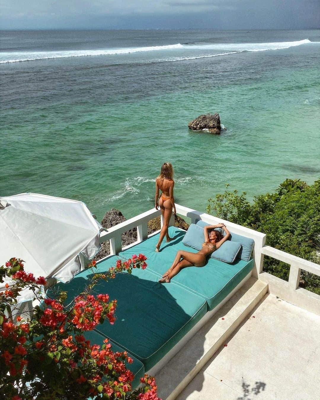ナタリー・ジェーン・ローザーのインスタグラム：「Speechless 🌺  This has to be the prettiest private villa I’ve ever seen! @mandalaplaces with @emmaroseofficial 💕#bali #MandalaTheRocks #dreamvilla #travel」