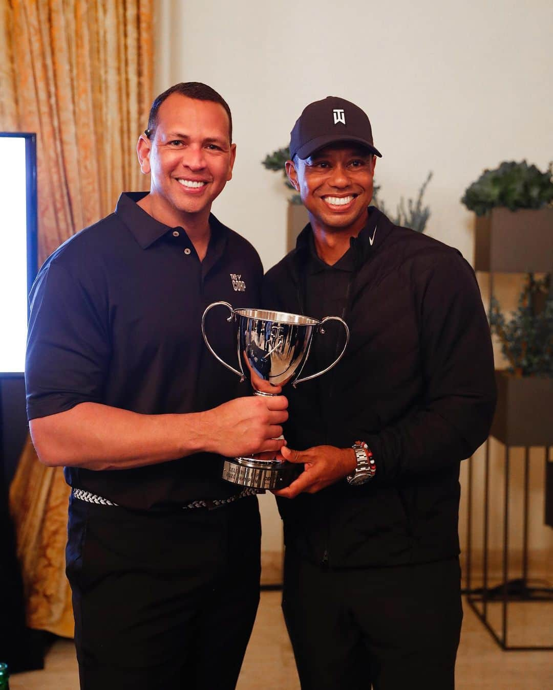 アレックス・ロドリゲスさんのインスタグラム写真 - (アレックス・ロドリゲスInstagram)「Celebrity Cup champs! It’s much easier to win when you have this guy as your team captain. Thanks @tigerwoods for having me on your team. ⛳️🏆」2月13日 5時07分 - arod