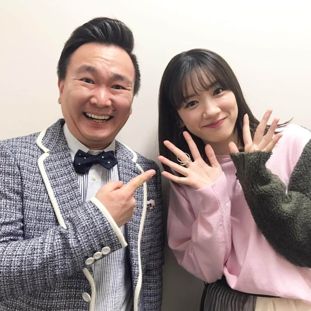 山内健司（かまいたち）さんのインスタグラム写真 - (山内健司（かまいたち）Instagram)「。 半分、やまうち。  昨日番組で永野芽郁ちゃん一緒になったから迷いなく撮ってもらった  おじさんめちゃくちゃテンション上がってもうたなぁー🥰  芽郁ちゃんはおじさんのこと知ってたのかなぁー🥰🥰 スニーカー載せずに、でへへぇ写真ばっか載せてるなぁ〜🤭 次はスニーカー載せるから待っててな、みんな🙏  でへへぇ  #nike #永野芽郁  #永野芽郁ちゃん  #sneaker #sneakers  #半分青い  #半分山内 #かまいたち山内  #でへへぇ写真」2月13日 5時25分 - sneakerkenji0117