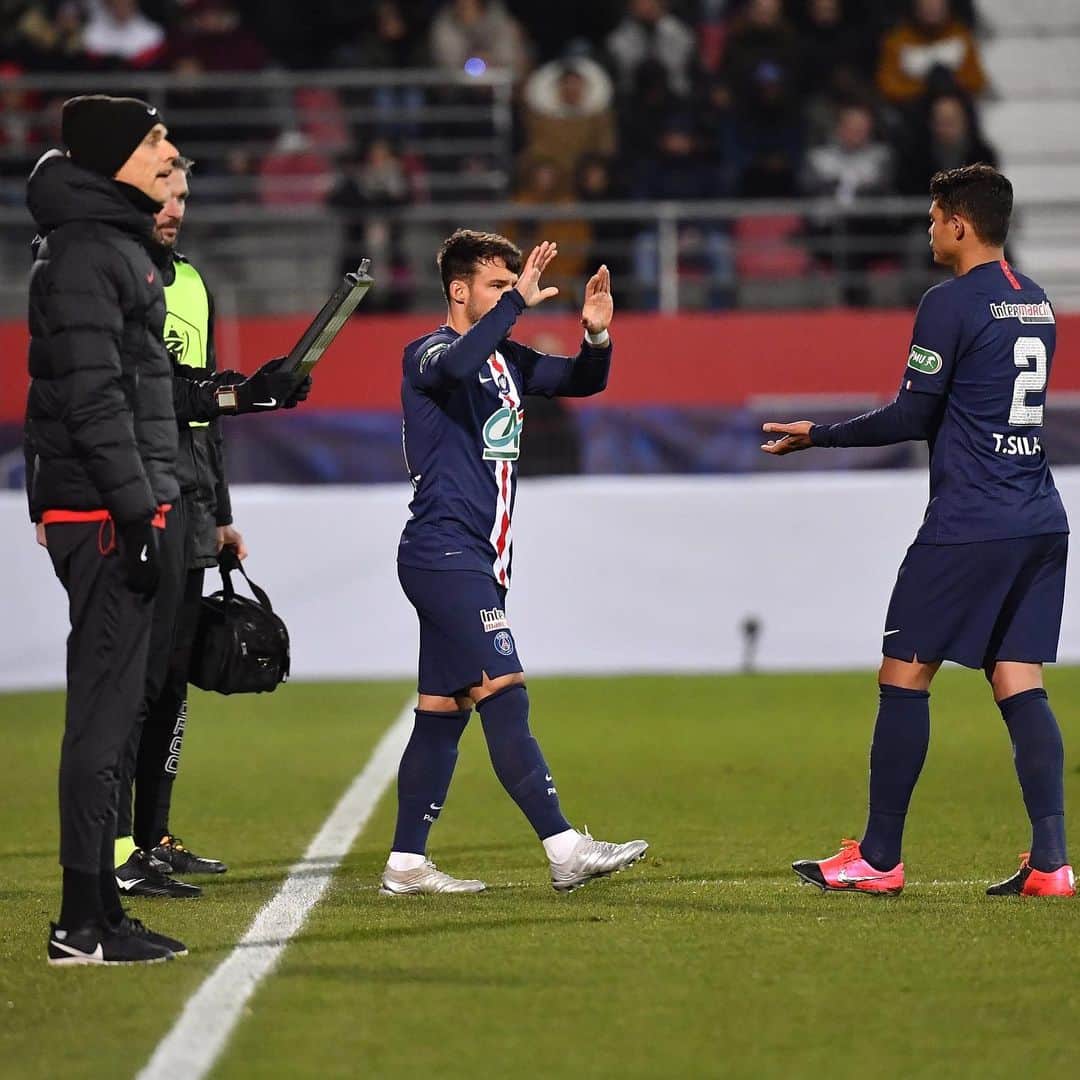 のインスタグラム：「Très heureux d'être de retour!  Muy feliz de estar de vuelta! A semifinales!!🤙🏽💪🏽🔴🔵」