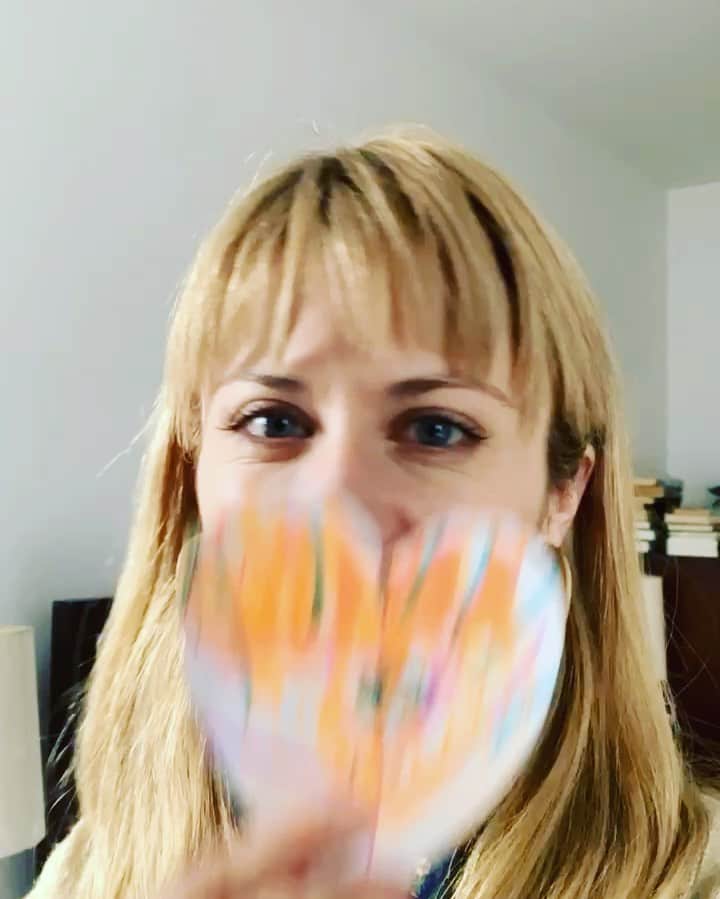 クレア・コフィーのインスタグラム：「who needs hearts and flowers when you can support a kid in need! click link in bio for @lehelps valentine’s drive - $25 sponsors a bundle of love to little ones living in poverty in the NY area. ❤️ #happyvalentinesday」