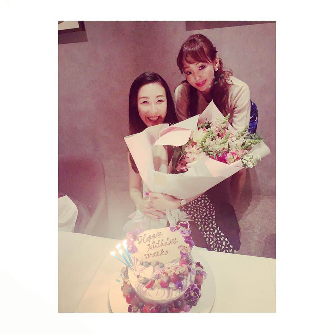 神田うのさんのインスタグラム写真 - (神田うのInstagram)「大切なお友達舞子ちゃん💕のお誕生日心からおめでとう㊗️🍾🎉 私ももうすぐ追い付くよ☺️ #happybirthday#お誕生日おめでとう#お誕生日おめでとうございます#お誕生日#おめでとう#ハッピーバースデー #バースデー女子会#お誕生日会#バースデーディナー#バースデー女子会#神田うの#unokanda」2月13日 5時43分 - unokandaofficial